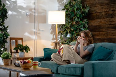 Huzurlu ve huzurlu bir oturma odası. Huzurlu ve huzurlu bir anın tadını çıkaran rahat bir insan.