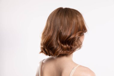 Bu modaya uygun kısa saç stili yumuşak dalgalar sergiliyor. Modern moda fotoğrafçılığı için mükemmel.