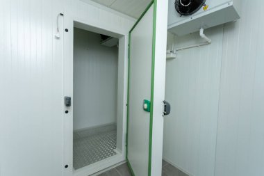 Etkili sıcaklık kontrolü, erişilebilirlik ve güvenlik için tasarlanmış şık ve modern bir soğuk hava deposu.