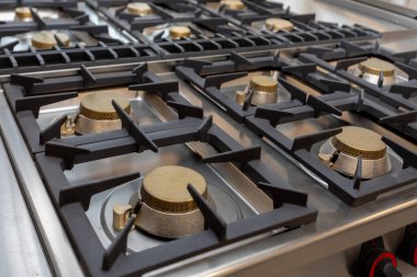 Dayanıklı ocaklar ve parlak bir tasarım içeren bu lüks gaz sobasını keşfedin. Herhangi bir modern mutfak için mükemmel.