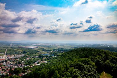 Güzelce sergilenen nefes kesen panoramik manzara hareketli bir şehir manzarasının yanında yeşillik yeşertir.