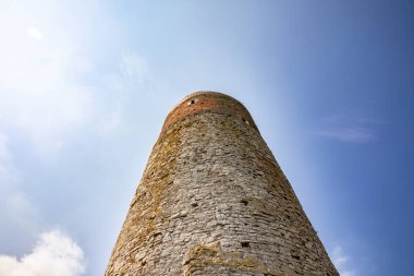 Kadim bir taş yapı görkemli bir şekilde gökyüzüne uzanır, güzel bir şekilde derin tarih ve ihtişam sergiler.