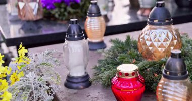 Yeşilliklerle çevrili canlı ve renkli fenerler. Mezarda sevdiklerimizi çok güzel bir şekilde onurlandırıyorlar.