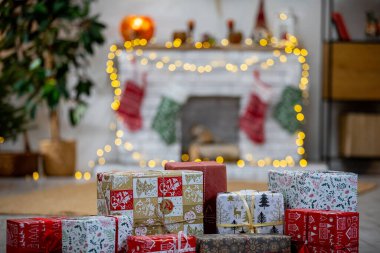 Sıcak ve rahat bir Noel ayarı güzel paketlenmiş hediyeler ve enfes Noel süslemeleri