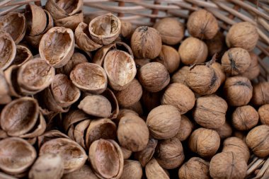 Ceviz kabukları ve tohumların yakın plan görüntüsü, doğada bulunan güzel dokuları ve tonları gözler önüne seriyor.