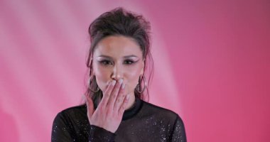 Kendine güvenen bir modelin çarpıcı portresi son moda eğilimlerini ve makyaj tarzlarını gözler önüne seriyor.