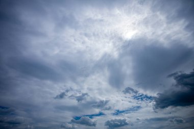 Gerçekten büyüleyici ve büyüleyici bir manzara. Bulutlu bir gökyüzü. Değişen gölgeler ve mavi bir bakış açısı.