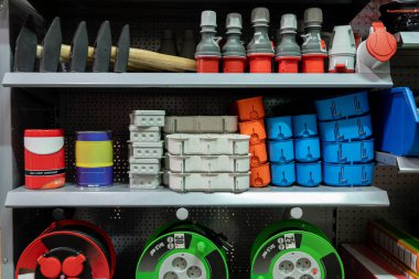 Çeşitli DIY projeleri için ideal rengarenk araçlar dizisi ile dolu bir raf.