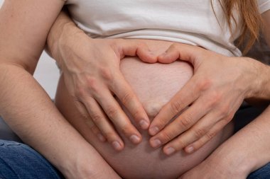 Anne ve babaların bebek çarpmasının yüzeyindeki kalbi şekillendirerek çok güzel bir an yaratmalarını bekliyoruz.