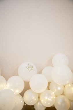 Bu zarif beyaz balonlar ve parıldayan ışıklar çeşitli özel etkinliklere çok yakışır.