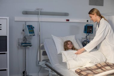 Şefkatli ve kendini adamış bir hemşire hastane ortamındaki genç bir hastaya rahatlık ve duygusal destek sağlar.