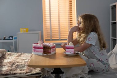 Sessiz bir hastane odasında genç bir kız dalgın dalgın oturup tatlısına bakarken hayatı düşünüyor.