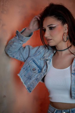 Şık bir genç kadın son moda trendlerini, canlı renkleri ve şık aksesuarları yakalıyor.