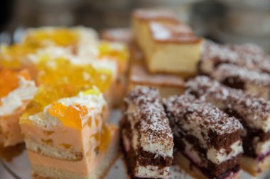 Çarpıcı katmanlı pastalar ve tatlı ikramları her kutlama için idealdir.