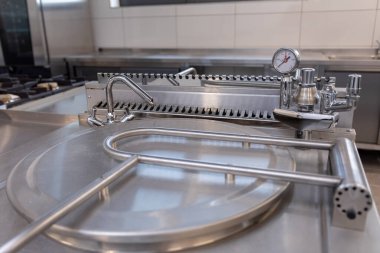 Ticari mutfaklar için özel olarak tasarlanmış yüksek kaliteli paslanmaz çelik pişirme ekipmanları sunuyoruz.