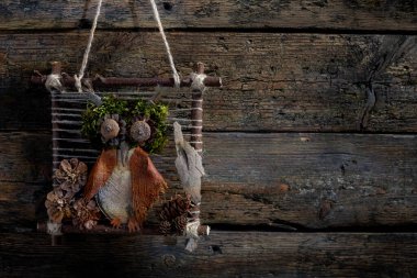 Bu büyüleyici kırsal duvar asma doğal elementlerle güzelce işlenmiş, herhangi bir odaya samimi bir dokunuş katıyor.