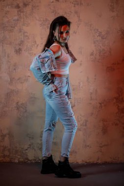 Şık ve şık bir model, modern şehir modasını dokulu bir arka plana güzel bir şekilde sunuyor.