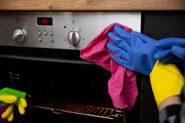 Düzenli bir mutfak için fırının temel araç ve tekniklerini temizlemek, verimliliği ve hijyeni sağlamak