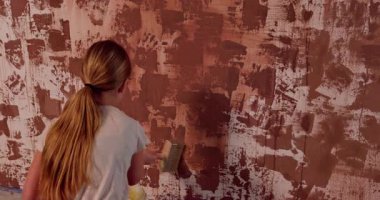 Bir çocuk sevinçle resim yapar, samimi bir odaya kişisel bir dokunuş katar.