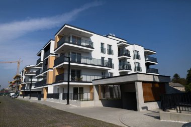 Modern ve çağdaş bir apartman kompleksi gösterişli ve yenilikçi bir mimari, bol açık alan