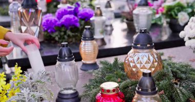 Canlı çiçeklerle çevrili dekoratif fener koleksiyonu. Anma törenleri için mükemmel.