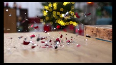 Sıcak ve şenlikli bir atmosfer içinde nefis süslenmiş, göz kamaştırıcı bir tatil süsü.