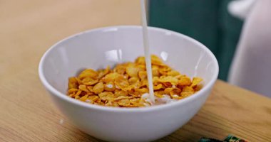 Bu, gevrek mısır gevreğinin üzerine nasıl lezzetli süt döküleceğinin ayrıntılı, adım özetimidir.