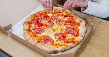 Ağız sulandıran, lezzetli bir pizza ustalıkla hazırlanıyor ve bir dizi taze malzemeyle servis ediliyor.