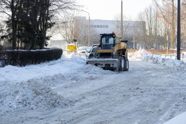Kar küreme aracı kış aylarında sürüş koşullarını iyileştirmek için yollardaki karları temizlemekle meşgul.