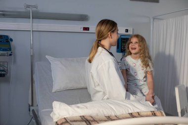 İlgili bir sağlık hizmeti sağlayıcısı ile genç bir hasta arasında duygusal bir an yaşanıyor.
