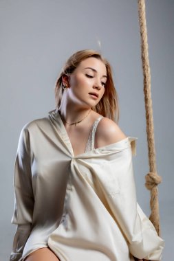 Yumuşak ışık ve doğal tonlarla aydınlatılmış, şık poz veren bir modelin nefes kesici bir portresi.