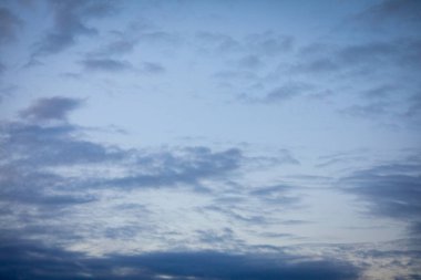 Alacakaranlıkta bulutlu bir gökyüzünün güzel sakin manzarası yumuşak, yumuşak renkler ve sakin bir atmosfer sergiliyor.