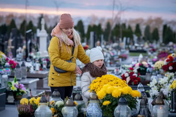 Çok dokunaklı bir hatıra sahnesi, güzel bir şekilde sergilenen sevgi, yansıma ve bir mezarlıkta bağlantı.