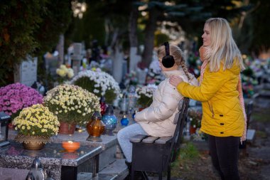 Canlı çiçekler ve mumlarla dolu huzurlu bir mezarlık kaybettiğimiz sevdiklerimizin anılarını canlandırıyor.