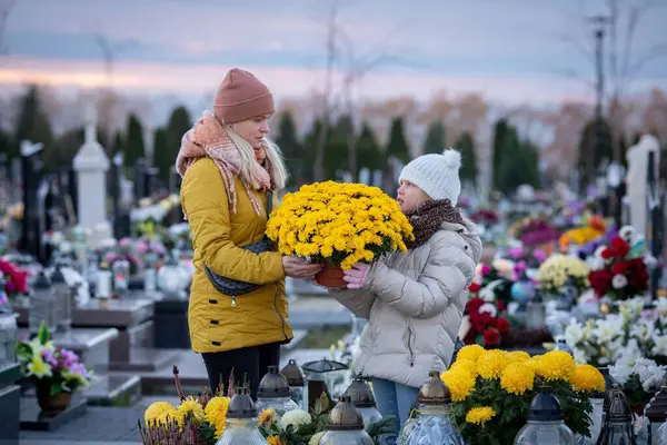 Sadık bir anne ile sevgili çocuğunun canlı bir mezarlıkta sevdiklerini onurlandırmaları arasında geçen samimi bir an.
