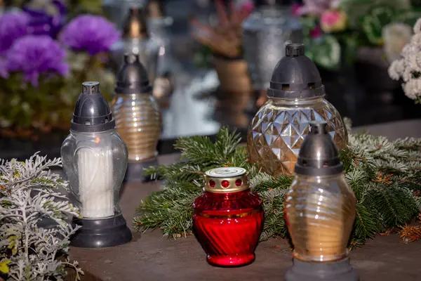 Renkli fenerler güzel bir şekilde bir anıtta canlı çiçekler arasında sıcak ve davetkar bir parıltı yayar.