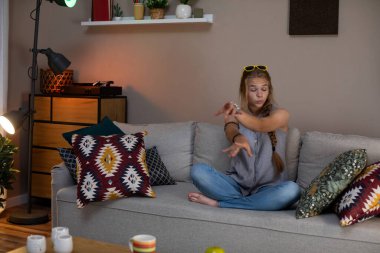 Şık bir yaşam alanında huzurlu bir farkındalık anı. Huzura ilham veren canlı bir dekorla süslenmiş.