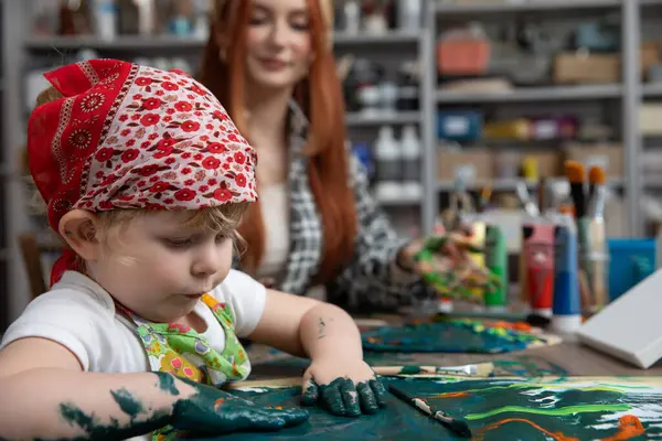 Neşeli ve keyifli bir sanat seansı yaratıcılık ve bir anne ile çocuğu arasında güçlü bir bağ sergiliyor.