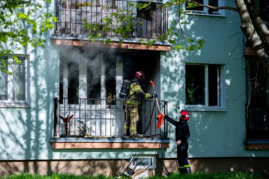 Cesur ve kendini işine adamış itfaiyeciler şiddetli bir apartman yangınına cesurca göğüs gererek güvenliği ve acil müdahaleyi sağlıyorlar.