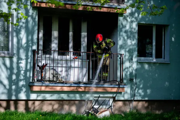 Yetenekli bir itfaiyeci, olağanüstü direnç ve gerçek profesyonellik gösteren bir balkonda acil bir durumu idare eder.