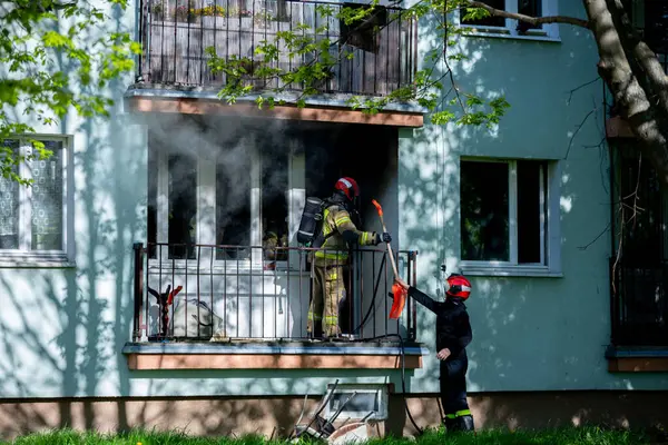 Cesur ve kendini işine adamış itfaiyeciler şiddetli bir apartman yangınına cesurca göğüs gererek güvenliği ve acil müdahaleyi sağlıyorlar.