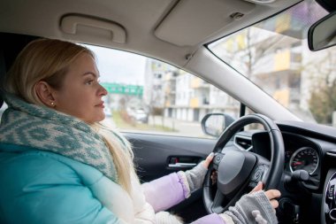 Kış için giyinmiş bir kadın, soğuk koşullarda canlı şehir yaşam tarzını yakalıyor.