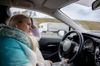 Genç bir kadın, yoğun bir otoyolda hızla geçen ve seyahat anlarını yakalayan büyük bir kamyon gibi sürmeye odaklanıyor.