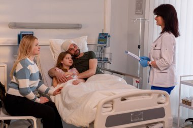 Sevgi dolu ve destekleyici bir aile, zor zamanlarında bir hastane odasında rahatlık ve bakım sağlamak için bir araya gelir.