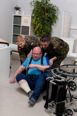 Bir askeri eğitim tatbikatı sırasında, personel yardıma ihtiyacı olan yaralı bir bireye kritik yardım sağlıyor