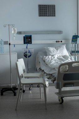 Steril ve steril bir hastane odası. İçinde boş bir yatak ve çeşitli tıbbi gereçler var.