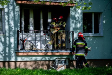 İtfaiyeciler özenle bir balkon üzerinde çalışıyorlar, acil bir durum ve odaklanmayla ilgileniyorlar.