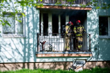 İtfaiyeciler balkon yangınına katılıyorlar. Acil bir durumda hızlı tepki veriyorlar..