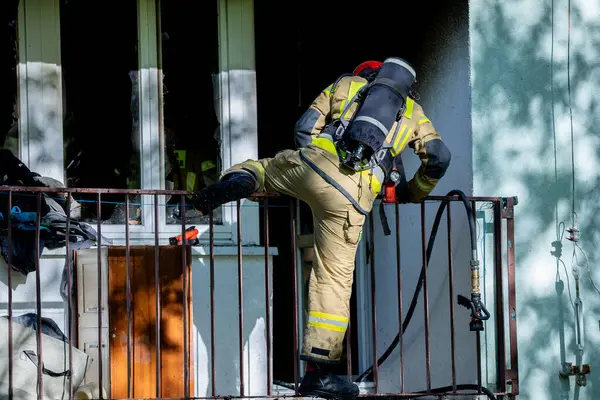 Cesur bir itfaiyeci acil bir durum anında binaya girer. Cesaret ve takım çalışması gösterir.