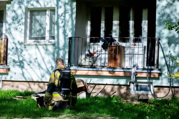 Bir itfaiyeci, önemli bir acil duruma, bir yerleşim yerinin dışında, cesaret ve beceri göstererek cevap verir.